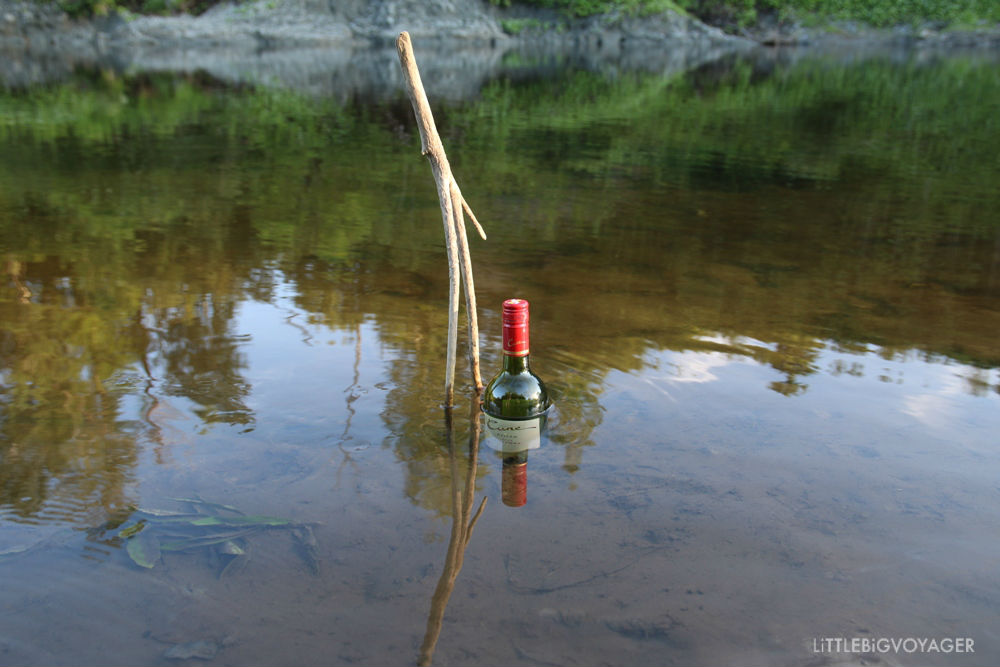 Natürlicher Weinkühler- Weinflasche im Fluss