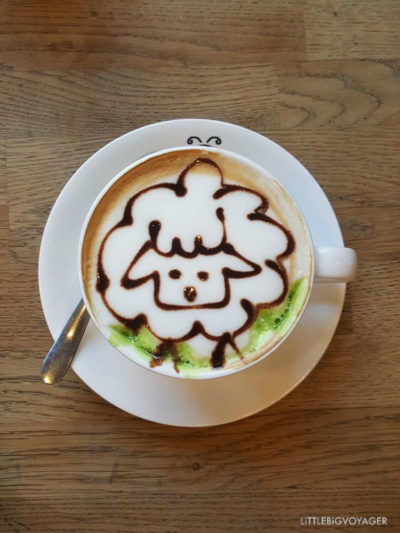 Milchkaffee mit Schaf im Beanhive
