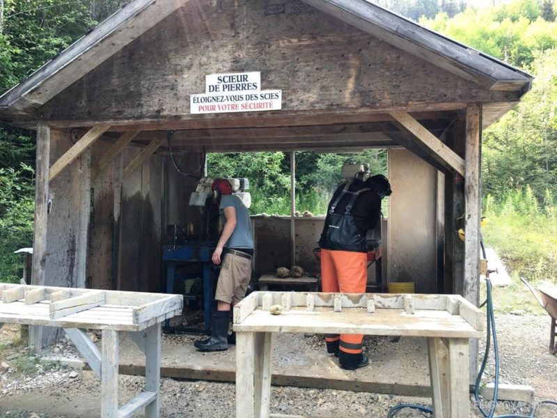 alte Miene auf Gaspésie - Mitarbeiter beim Steine schneiden